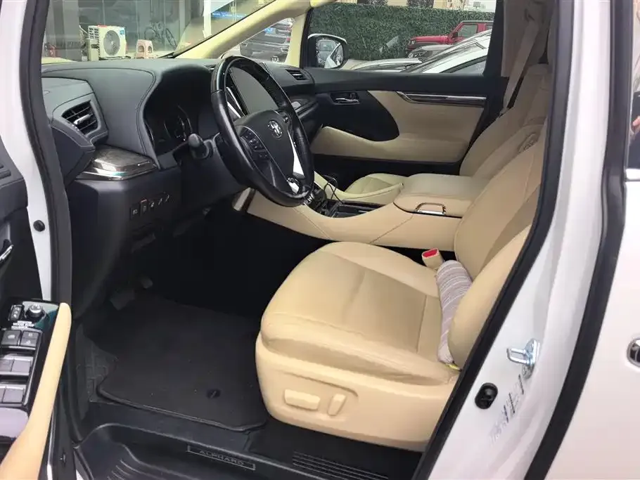 Toyota Alphard — фото 3