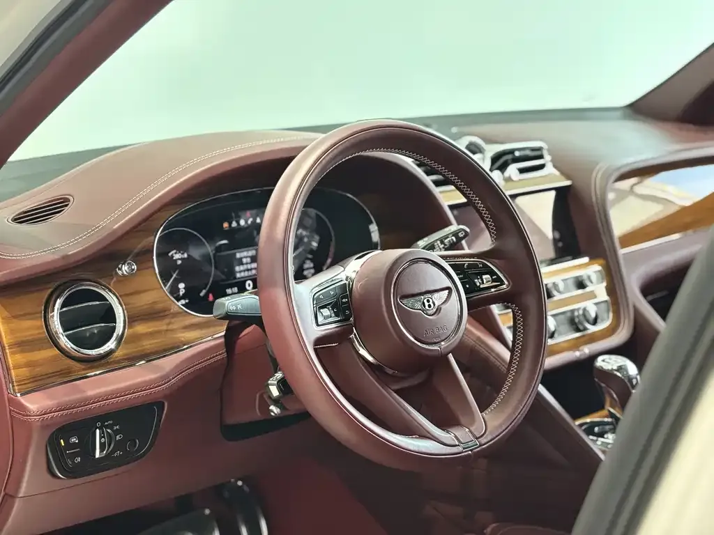 Bentley Bentayga — фото 9
