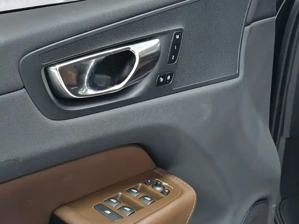 Volvo XC60 — фото 10