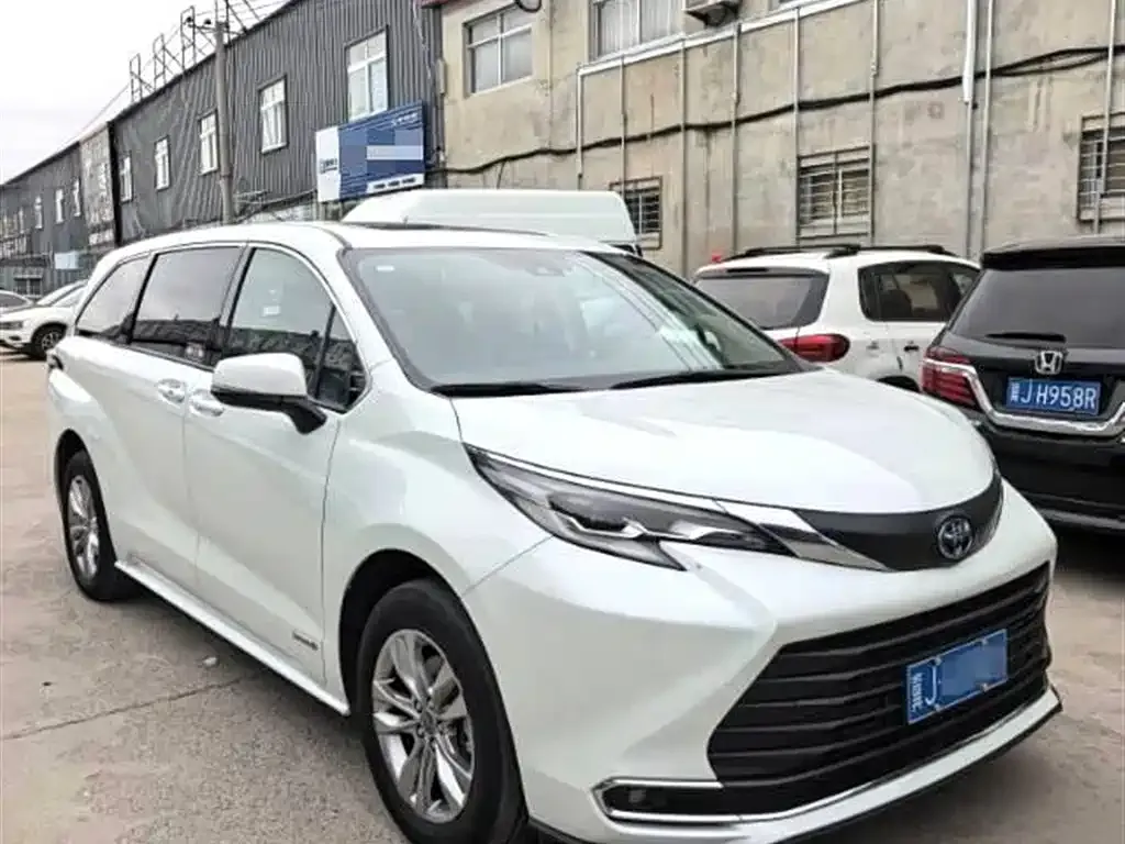 Toyota Sienna — фото 5