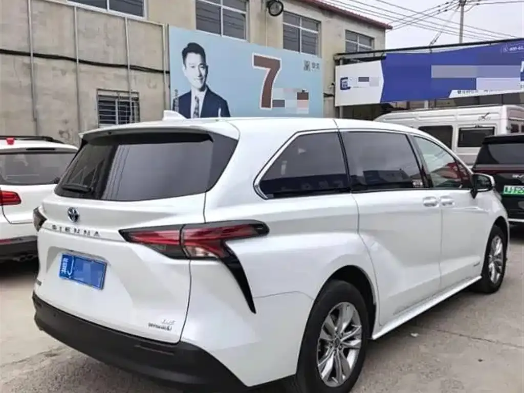 Toyota Sienna — фото 2