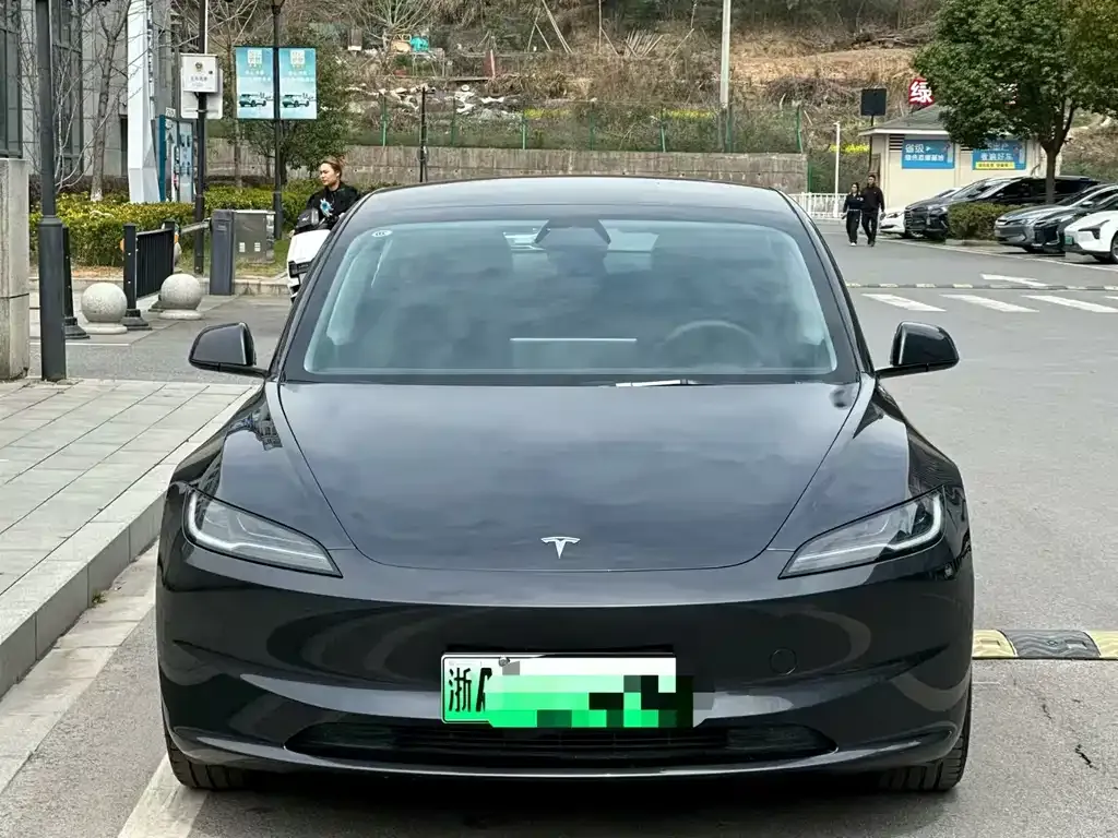Tesla Model 3 — фото 1
