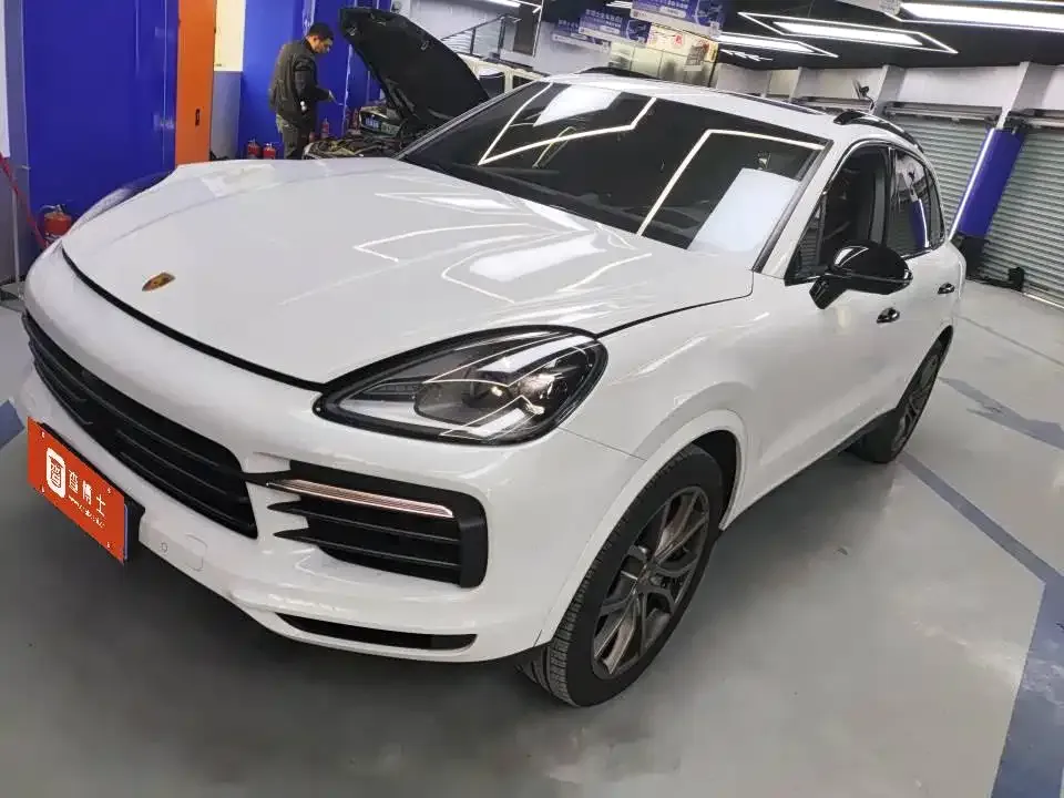 Porsche Cayenne — фото 1
