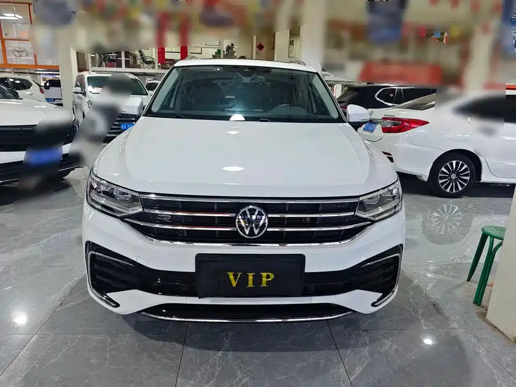 Volkswagen Tiguan L — фото 6