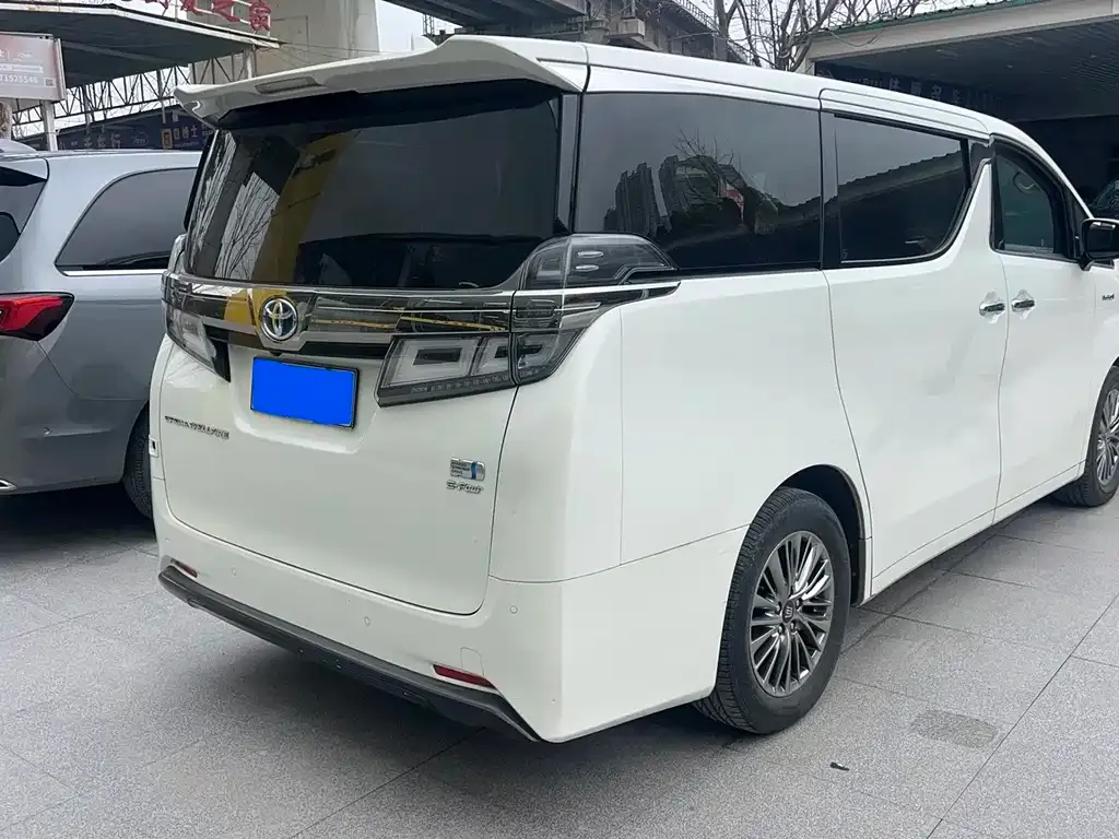 Toyota Vellfire — фото 3