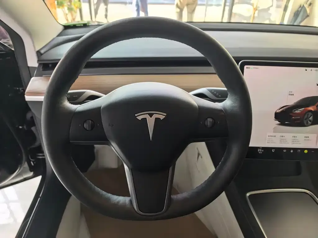 Tesla Model 3 — фото 2