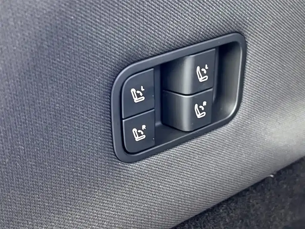 Tesla Model Y L — фото 10