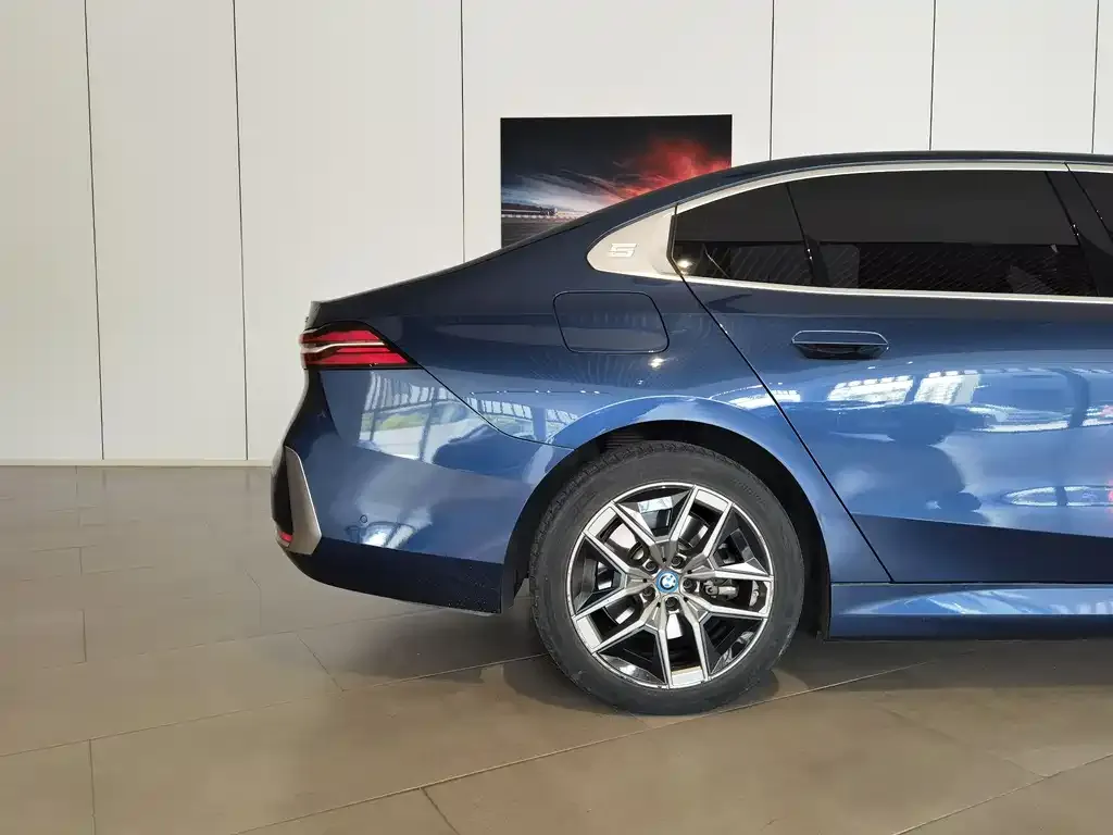BMW i5 — фото 2