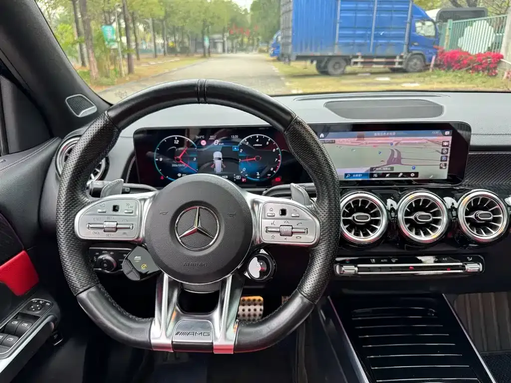 Mercedes-Benz GLB AMG — фото 2