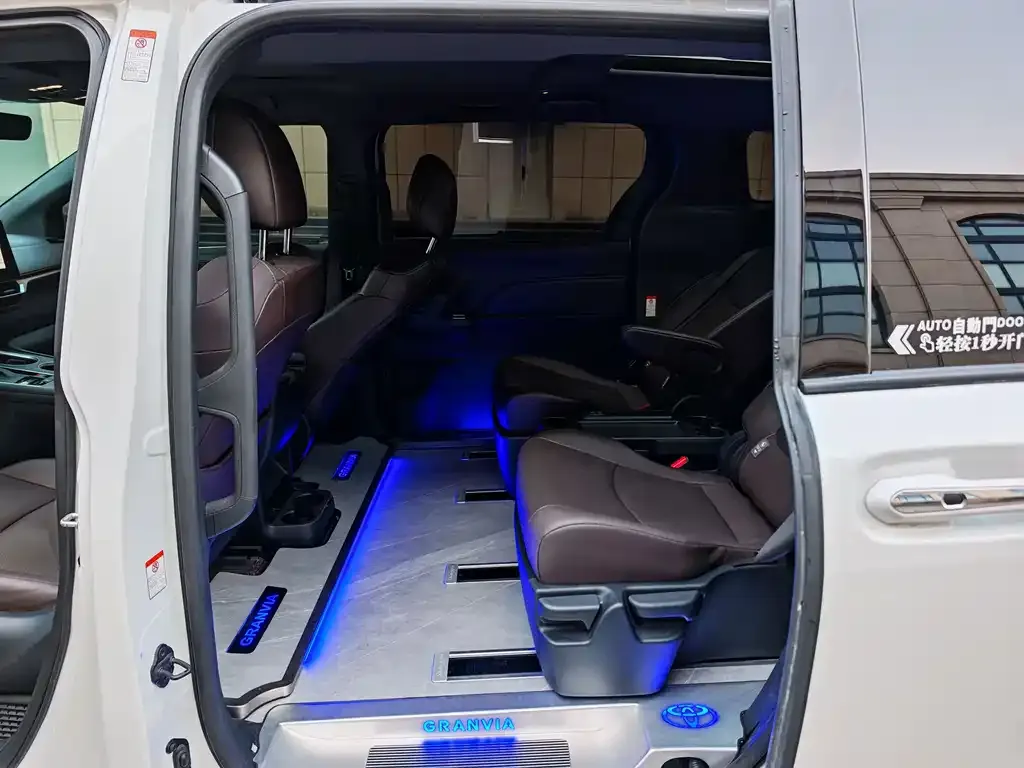 Toyota Granvia — фото 2