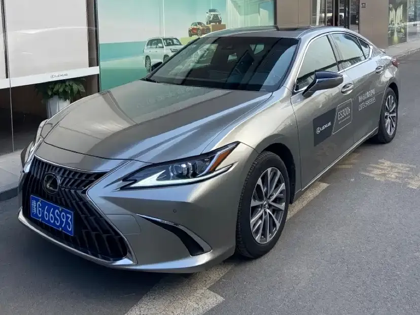 Lexus ES — фото 1