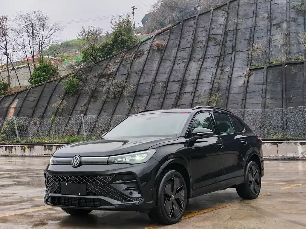 Volkswagen Tiguan L — фото 1