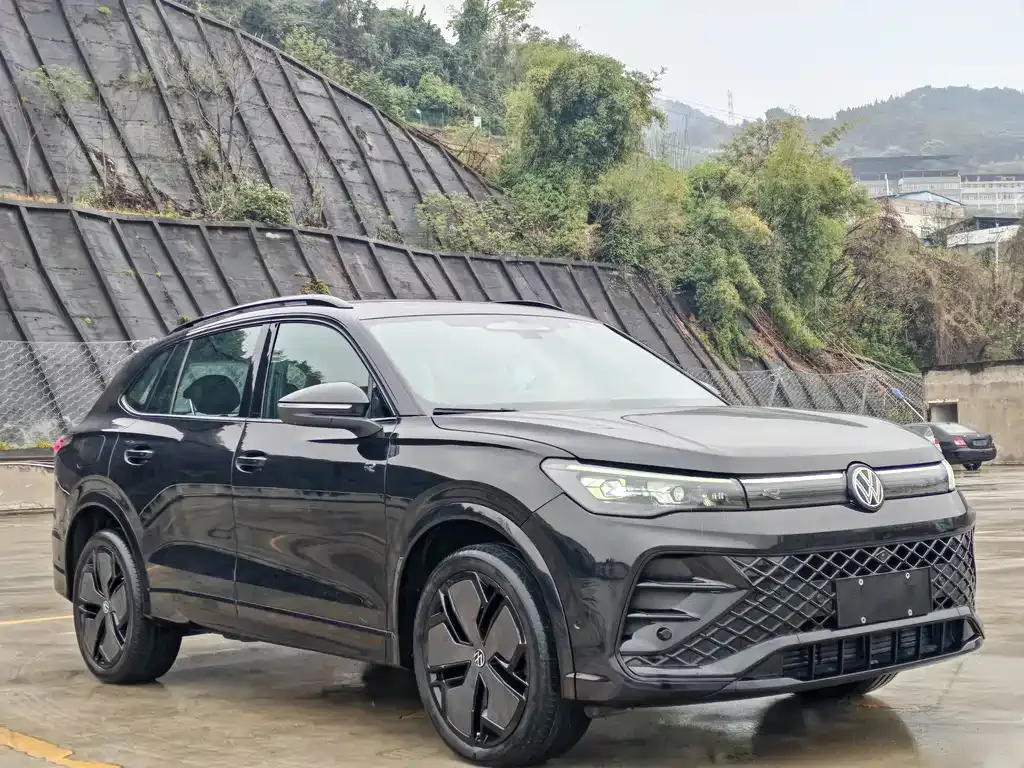 Volkswagen Tiguan L — фото 10