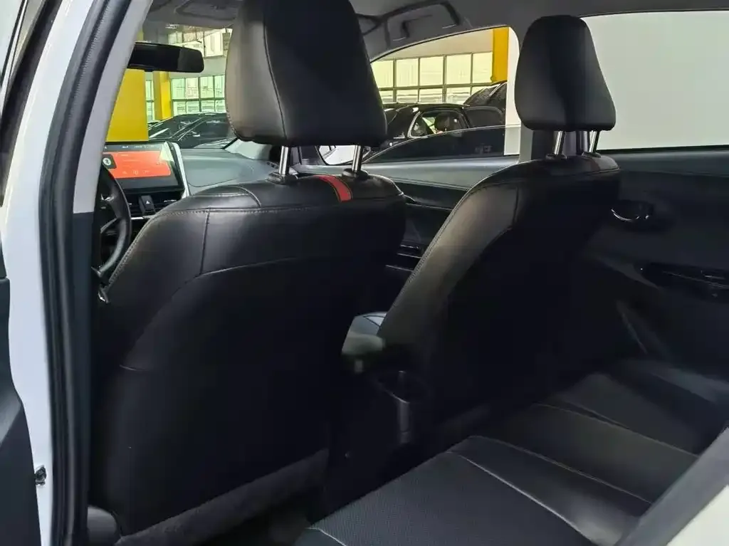 Toyota Yaris L — фото 3