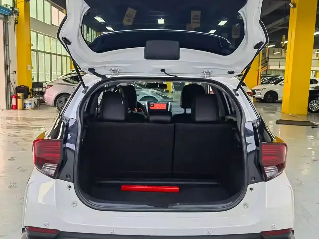 Toyota Yaris L — фото 9