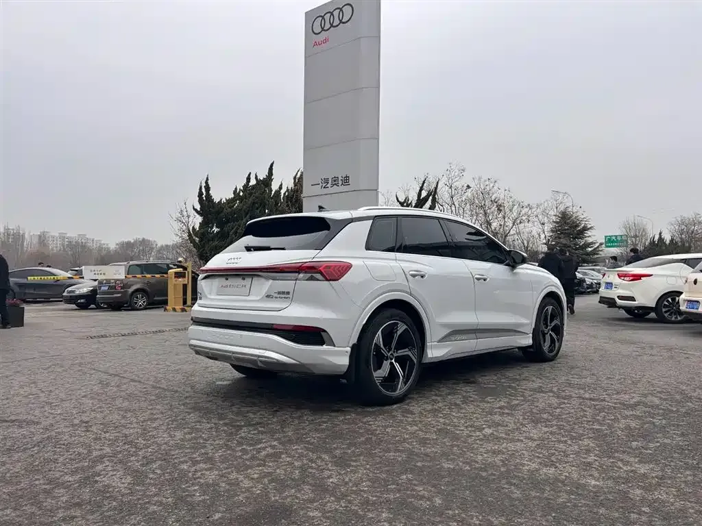 Audi Q4 e-tron — фото 6