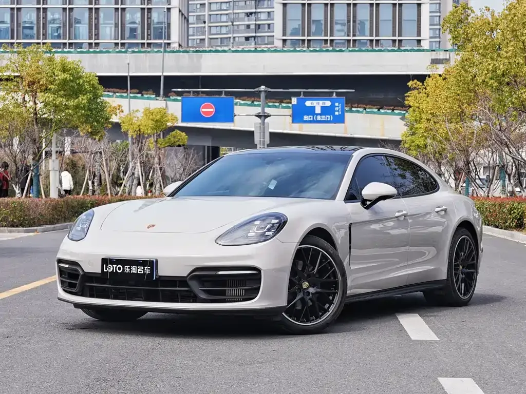 Porsche Panamera — фото 1