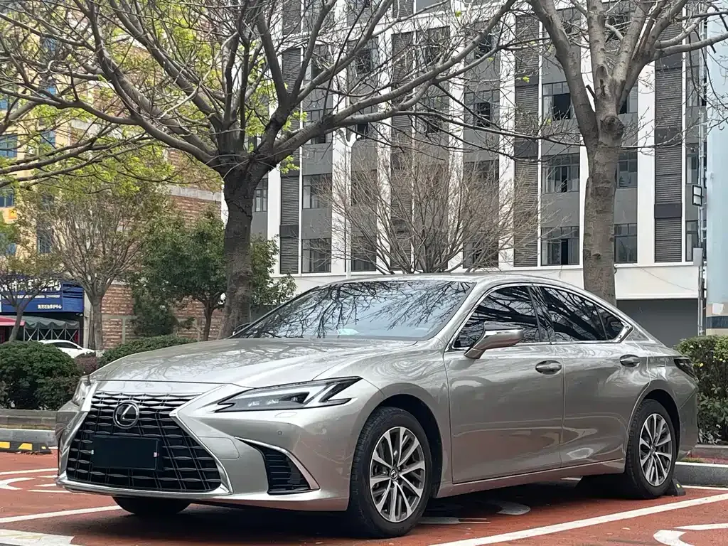 Lexus ES — фото 1
