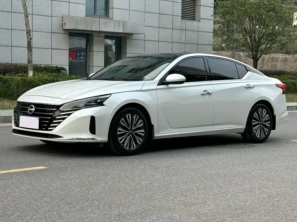 Nissan Teana — фото 1
