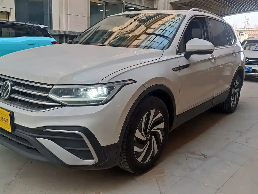 Volkswagen Tiguan L — фото 1