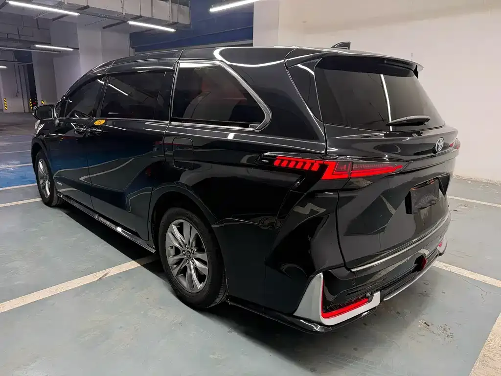 Toyota Sienna — фото 4