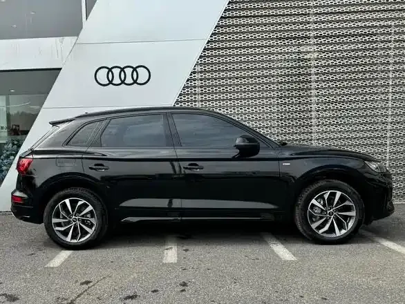 Audi Q5L — фото 10