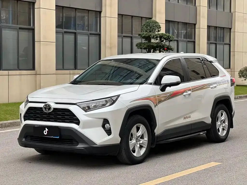 Toyota RAV4 — фото 1