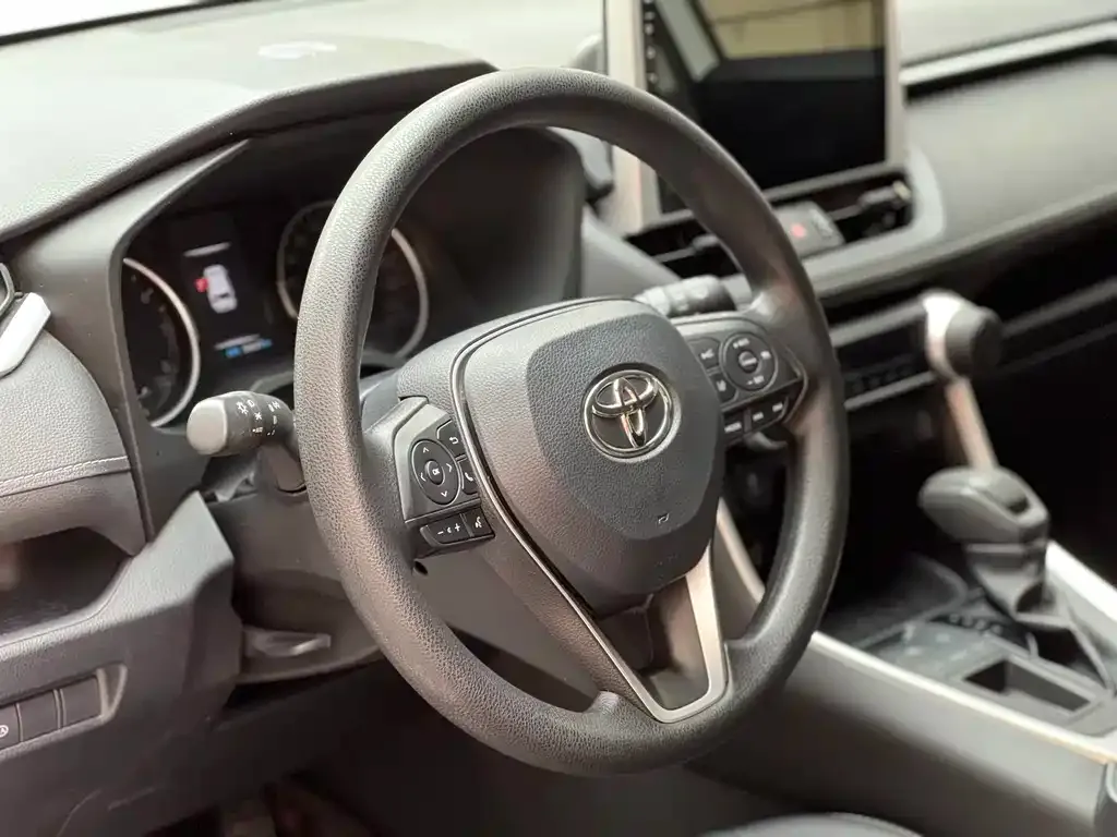 Toyota RAV4 — фото 9