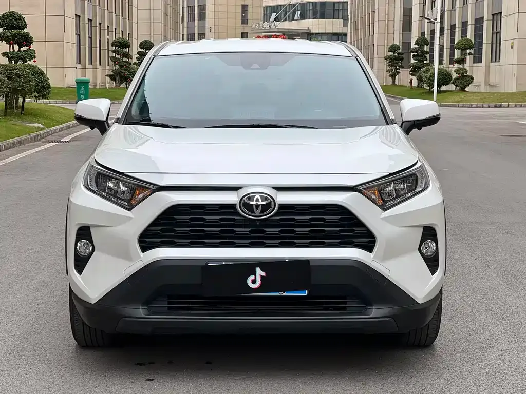 Toyota RAV4 — фото 7