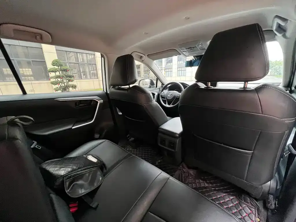 Toyota RAV4 — фото 2