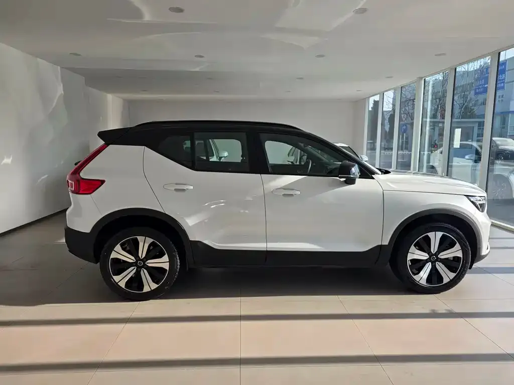 Volvo XC40 NEV — фото 5