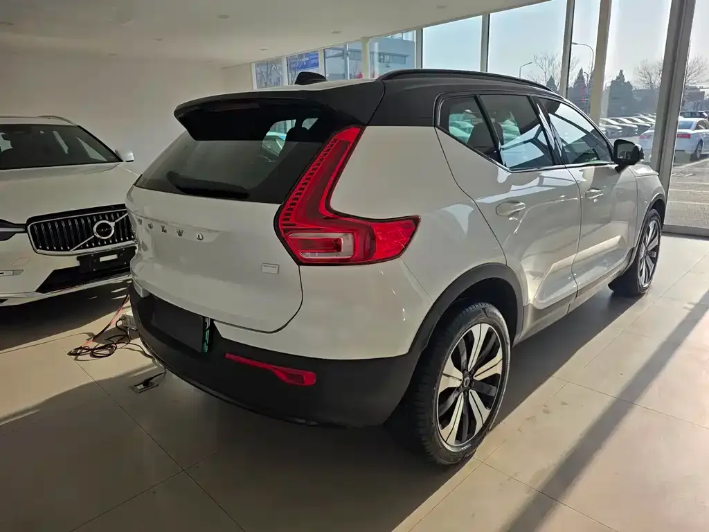 Volvo XC40 NEV — фото 9