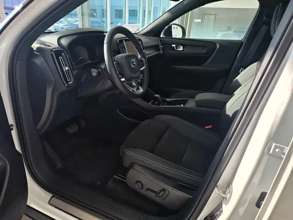 Volvo XC40 NEV — фото 10