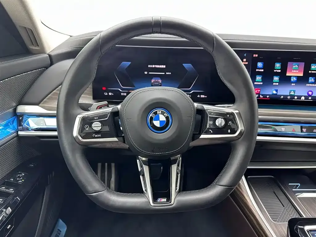 BMW i7 — фото 9