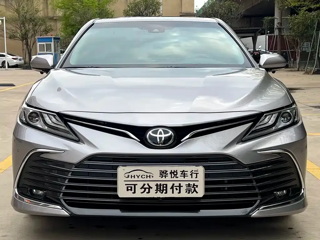 Toyota Camry — фото 1