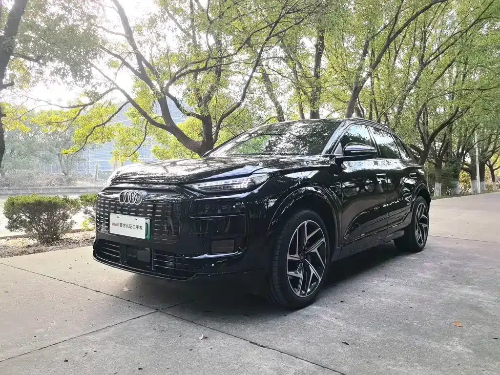 Audi Q6L e-tron — фото 1