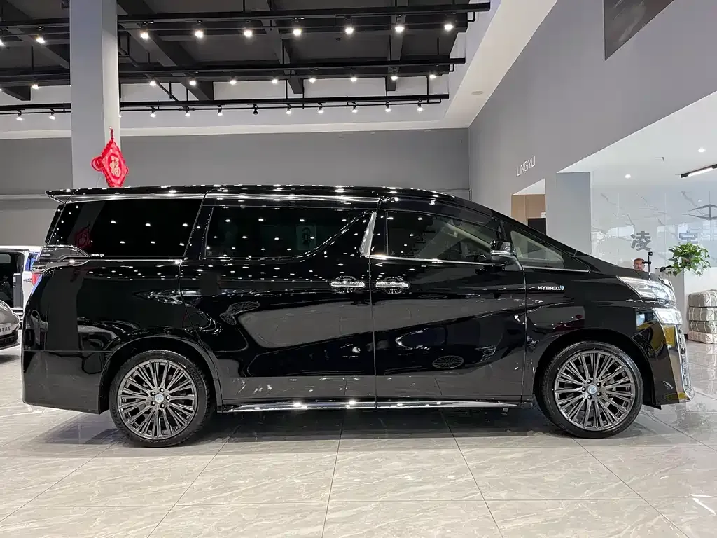 Toyota Vellfire — фото 3