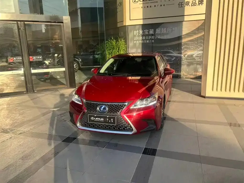 Lexus CT — фото 1