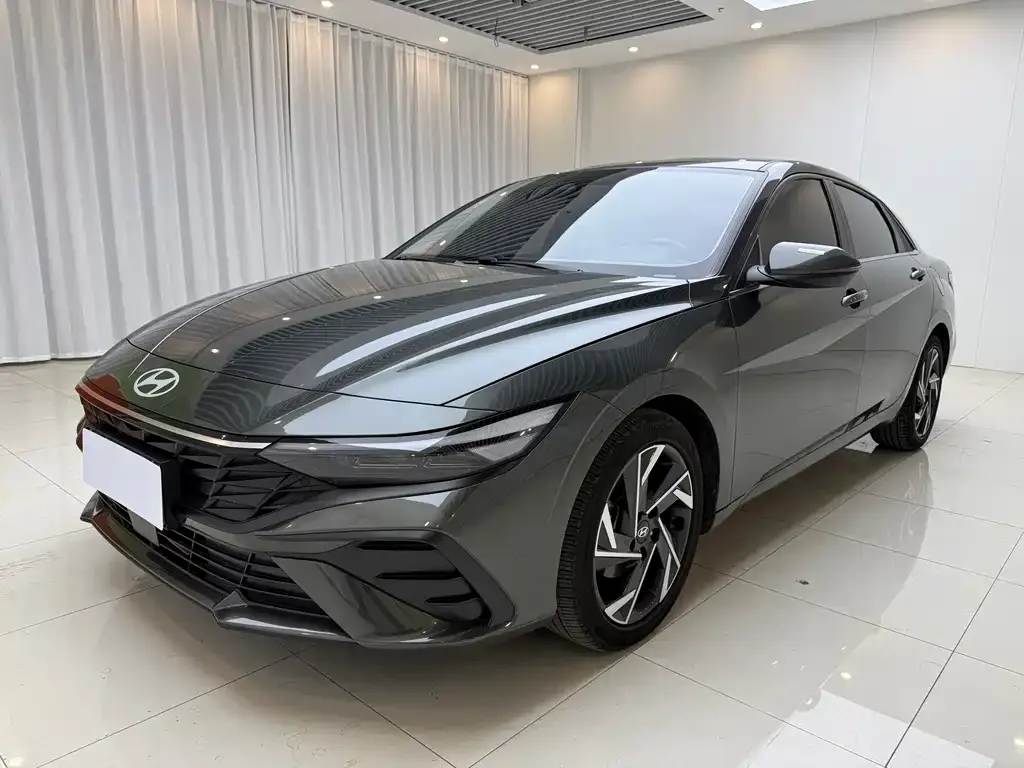 Hyundai Elantra — фото 1