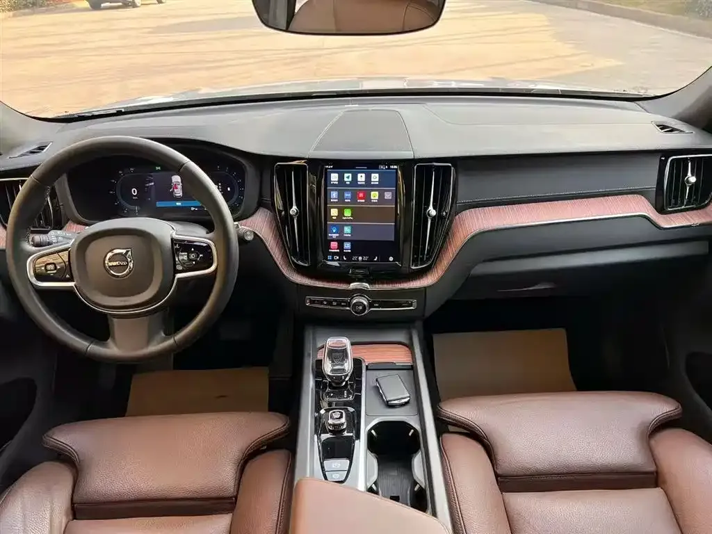 Volvo XC60 — фото 1