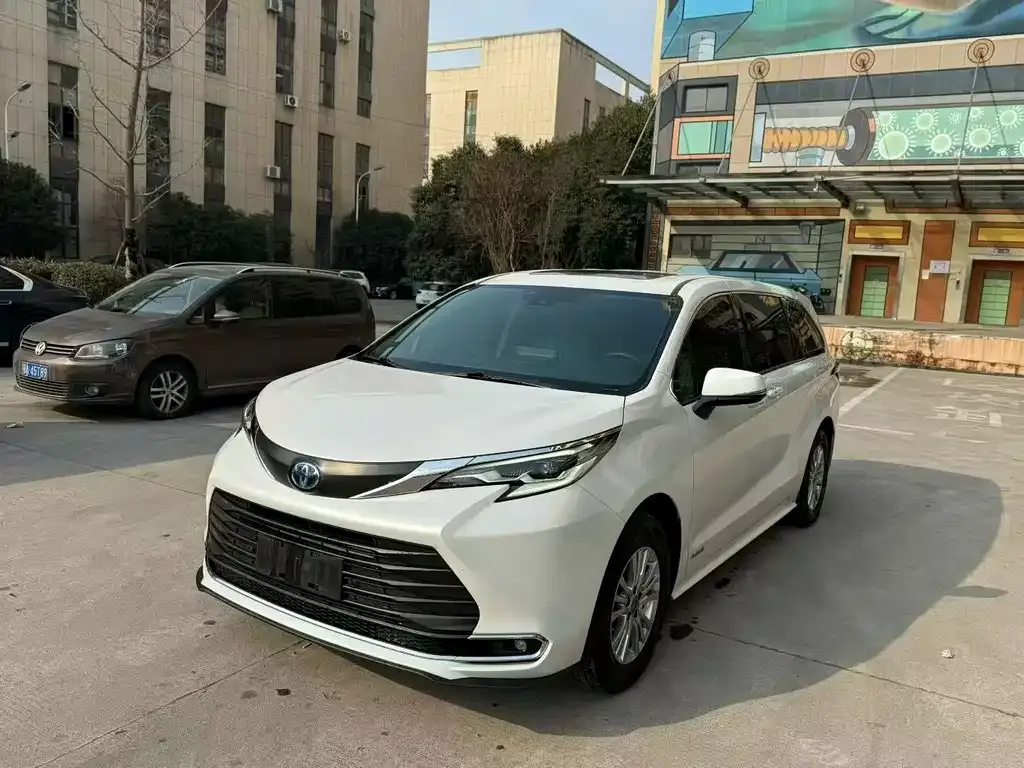 Toyota Sienna — фото 1