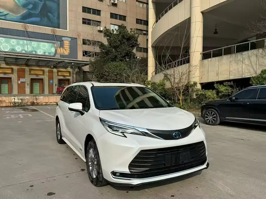 Toyota Sienna — фото 2