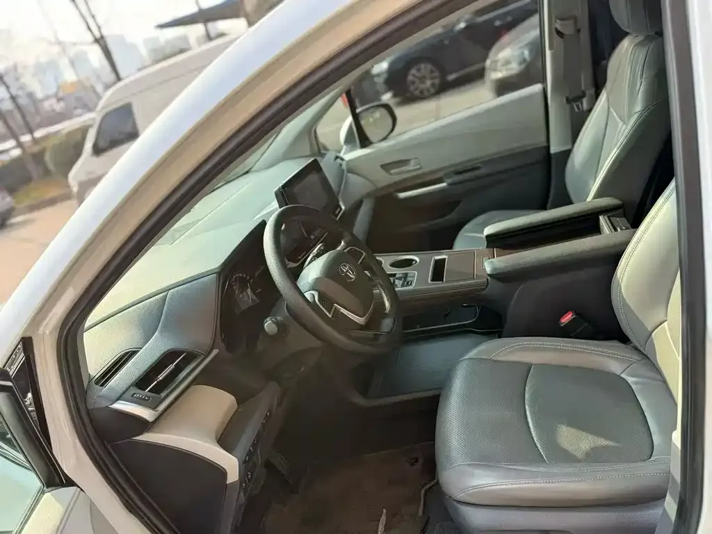 Toyota Sienna — фото 3