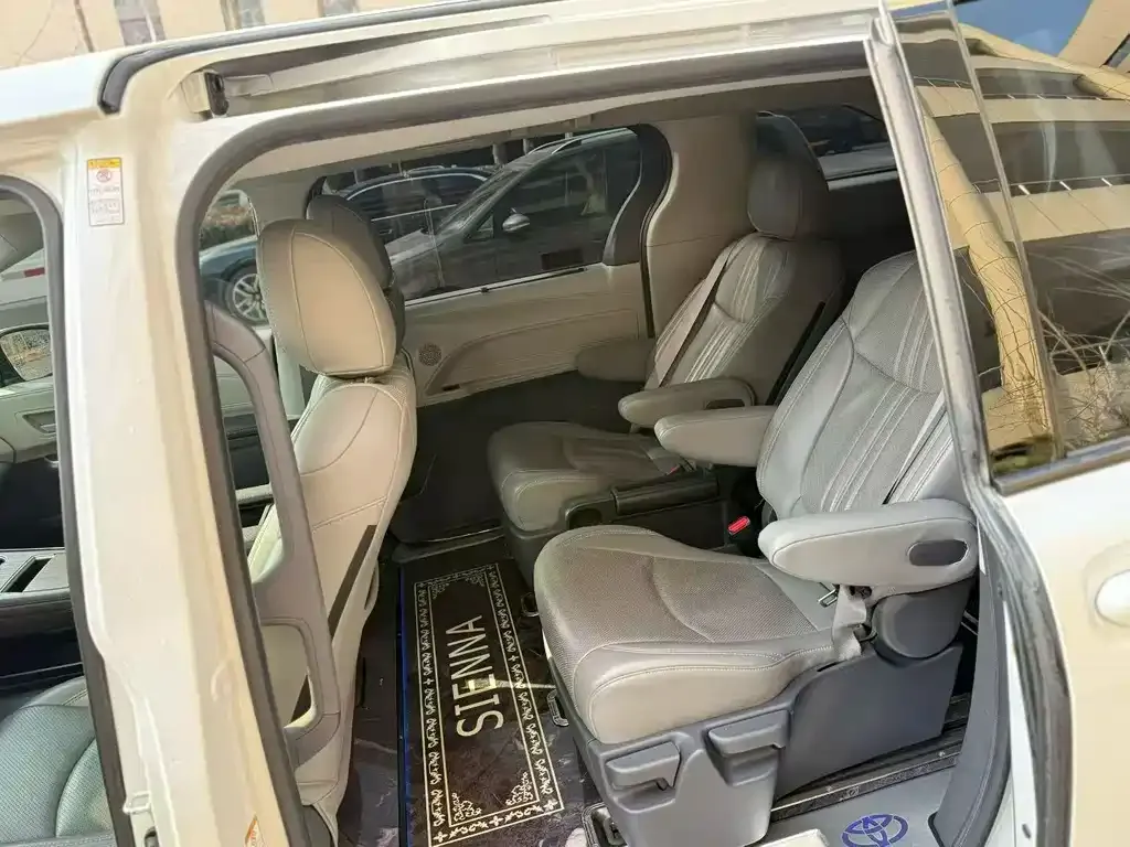 Toyota Sienna — фото 4