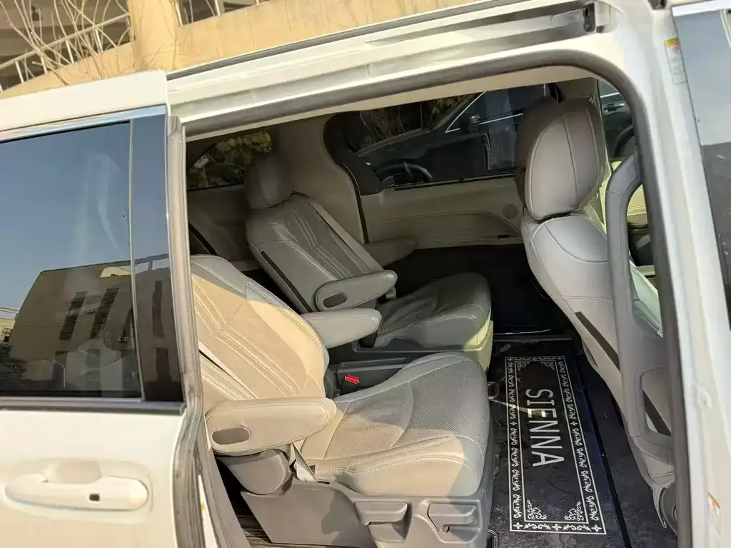 Toyota Sienna — фото 6