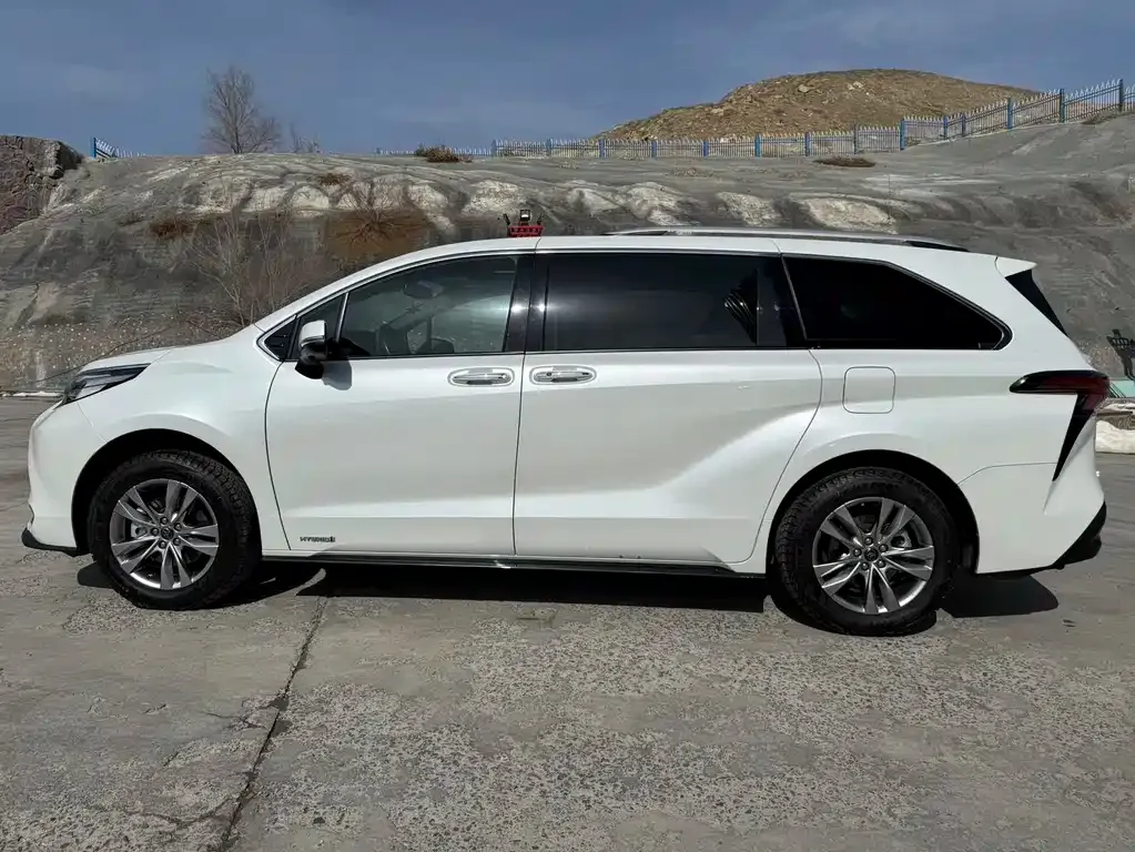 Toyota Sienna — фото 8