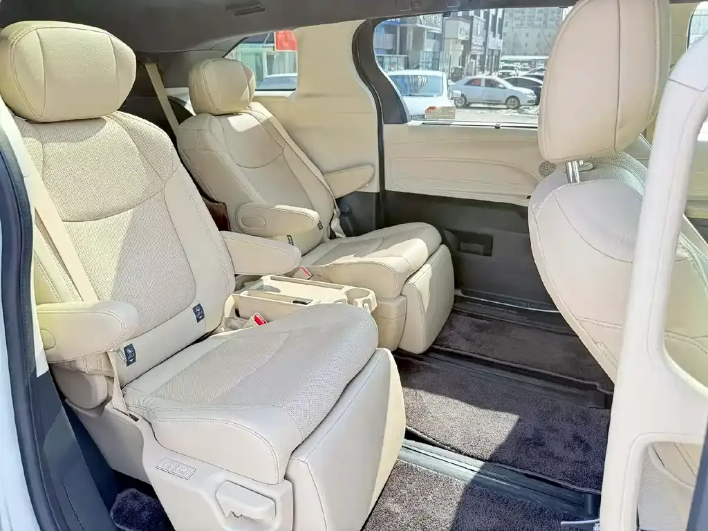 Toyota Sienna — фото 6