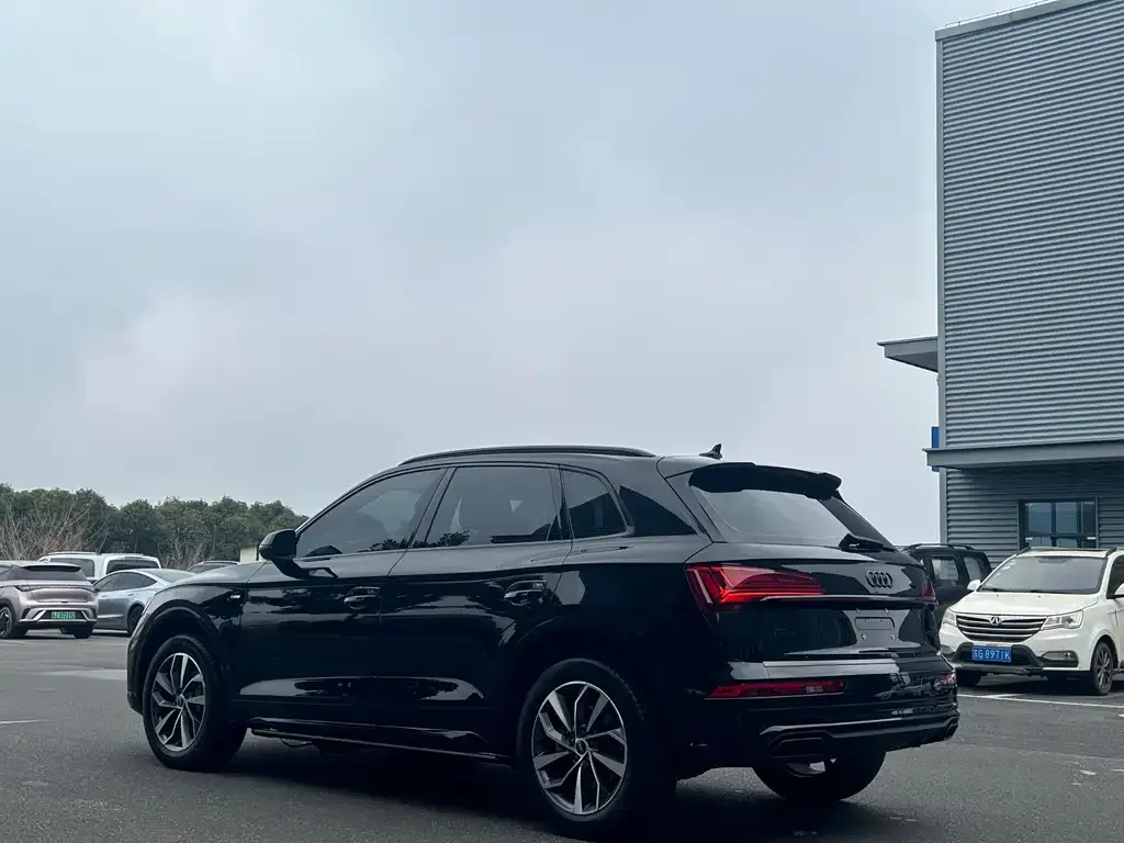 Audi Q5L — фото 5