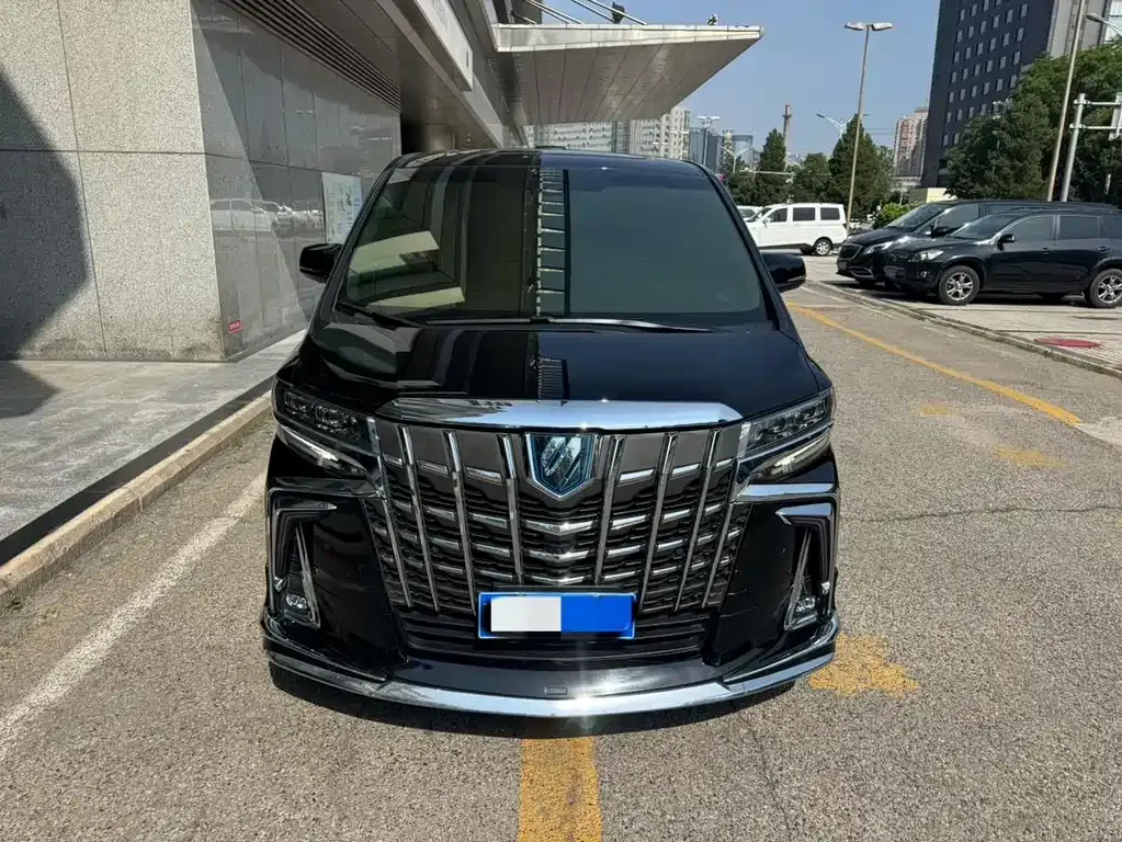 Toyota Alphard — фото 1