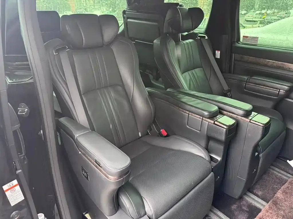 Toyota Alphard — фото 7